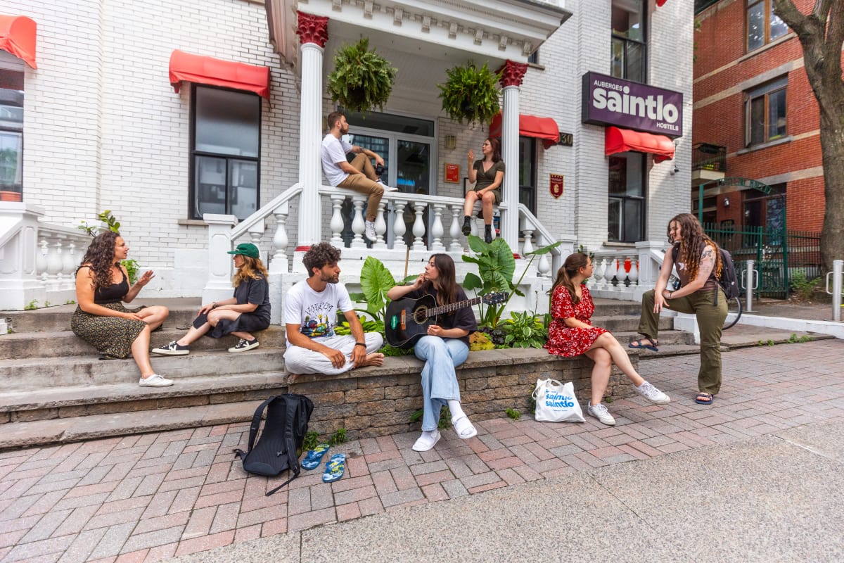 Groupe de voyageurs devant l'Auberge Saintlo Montréal.