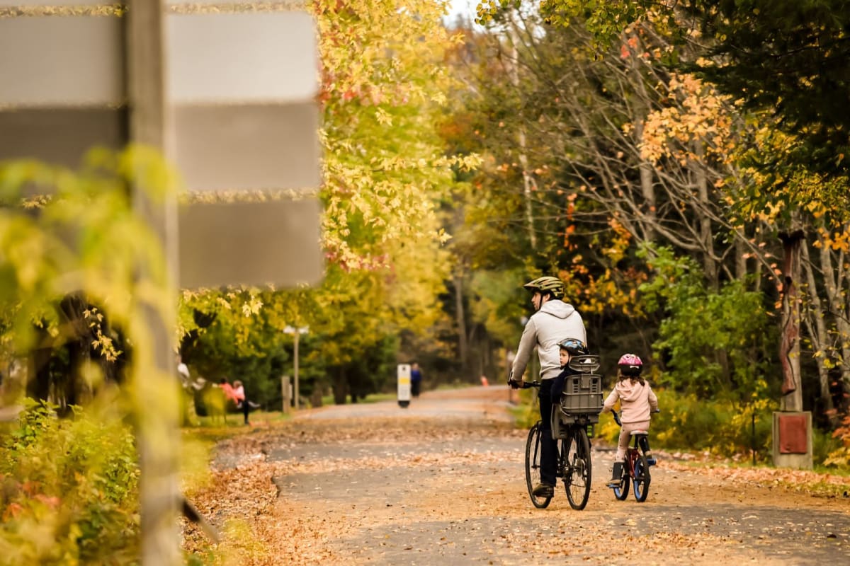 Family cycling in autumn on Le P’tit Train du Nord
