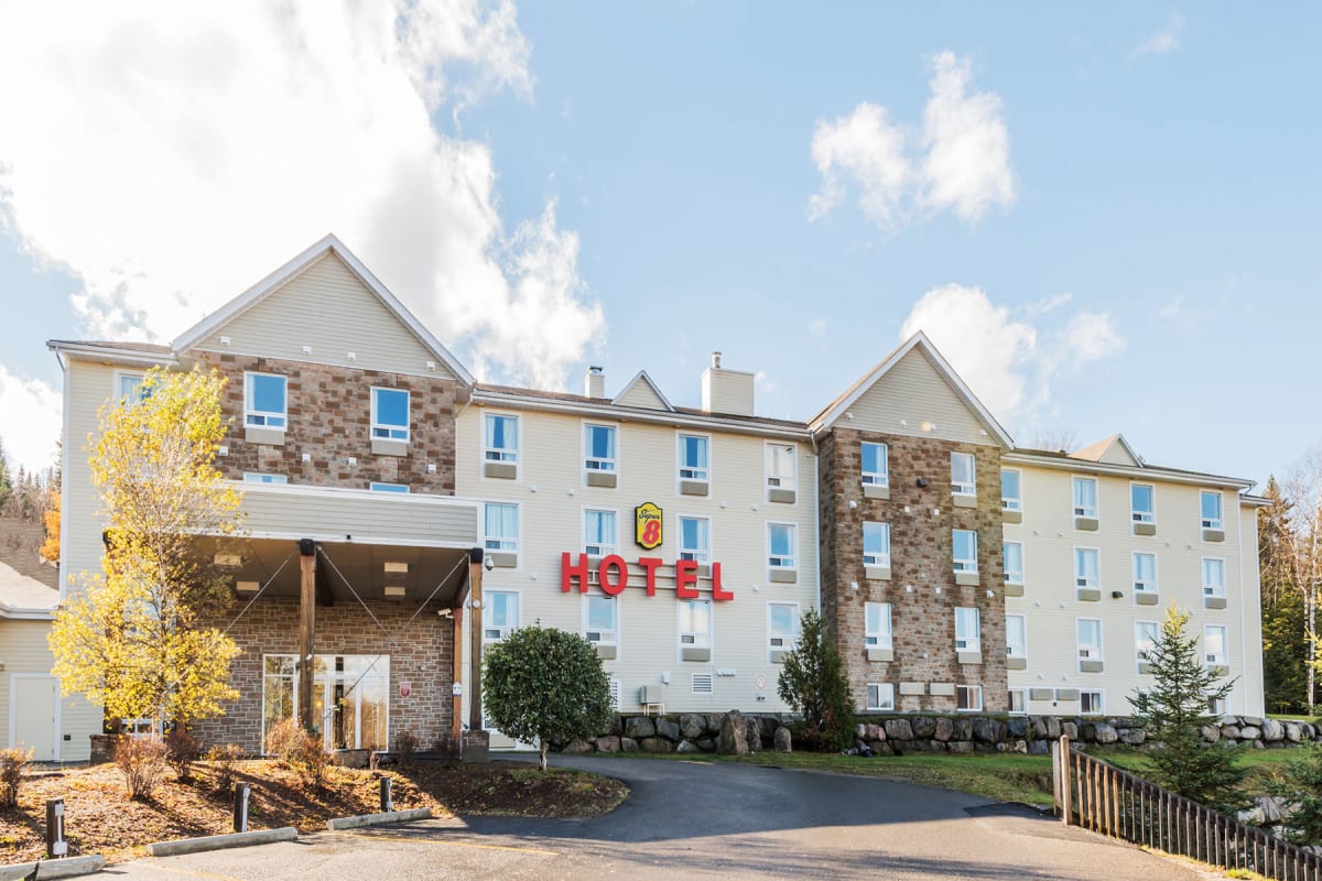 Front of the Super 8 Sainte-Agathe-des-Monts