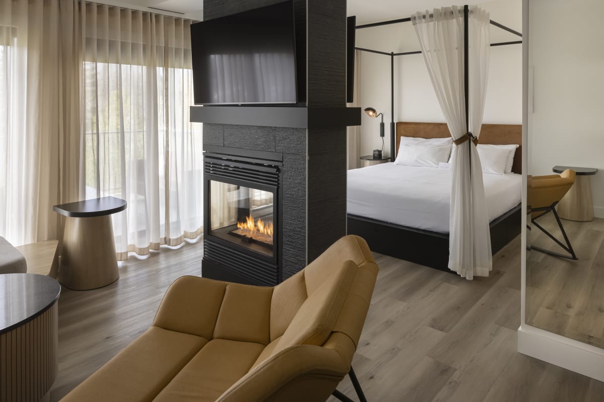 Room with fireplace at Estérel Resort.