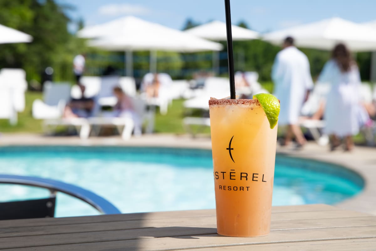 Cocktail sur le bord de la piscine et personnes en arrière plan - Estérel Resort