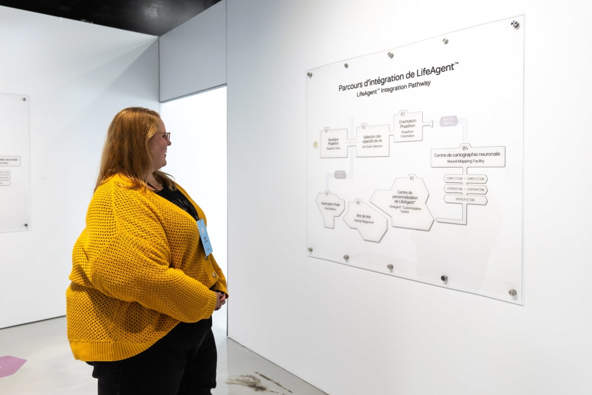 Femme en train de regarder un affichage durant l'Expérience Black Mirror.