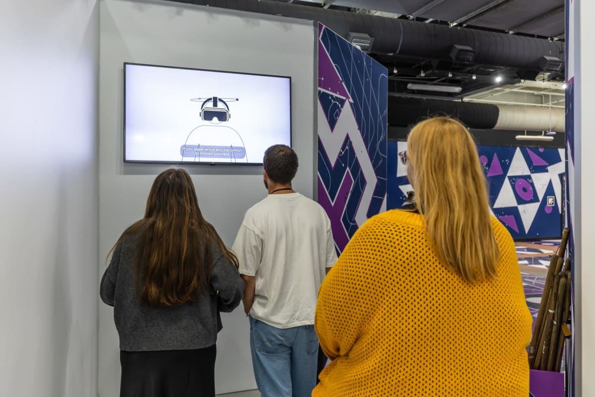 Trois personne en train de regarder une vidéo explicative durant l'Expérience Black Mirror.
