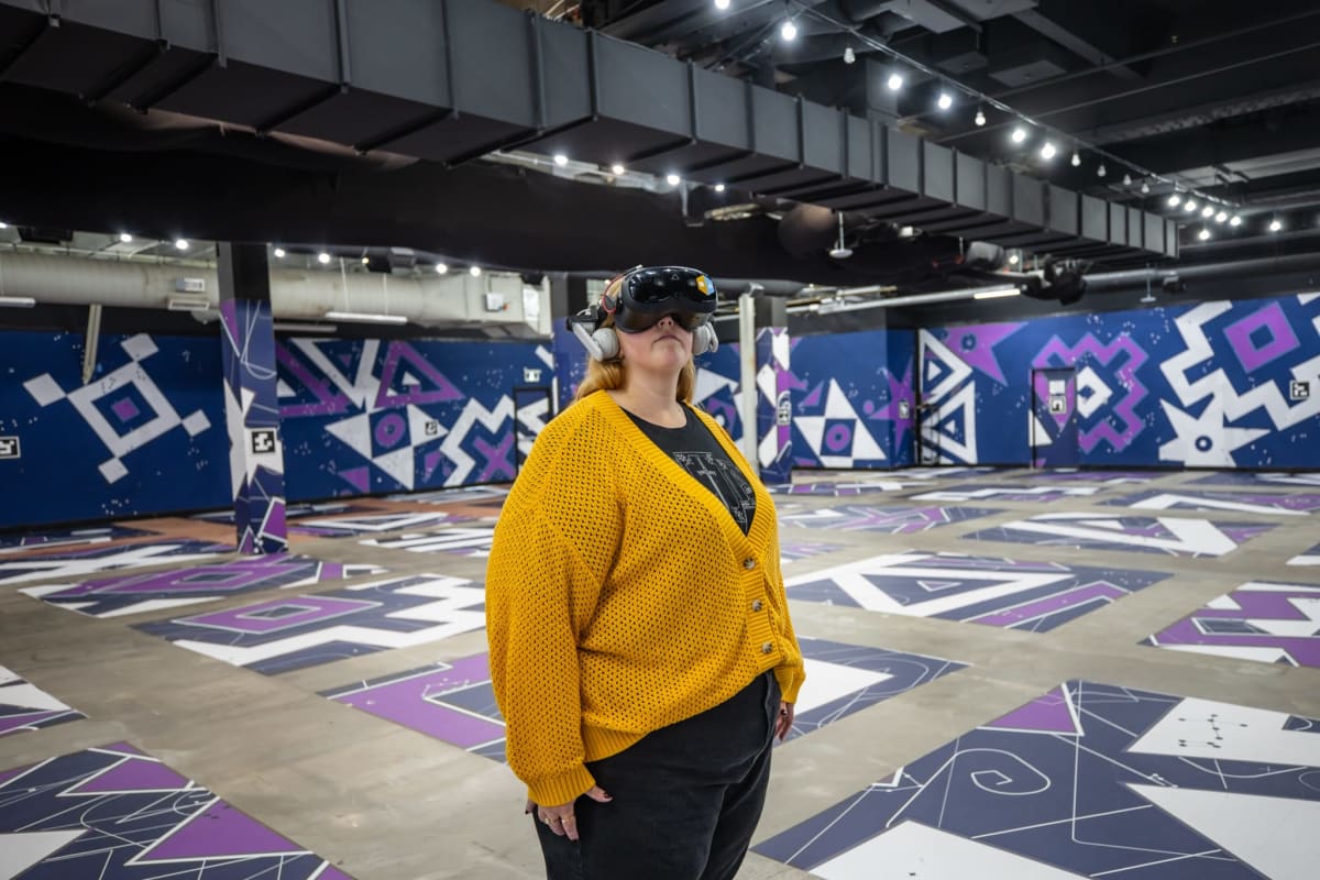 Femme avec un casque de réalité virtuelle qui regarde vers le haut.