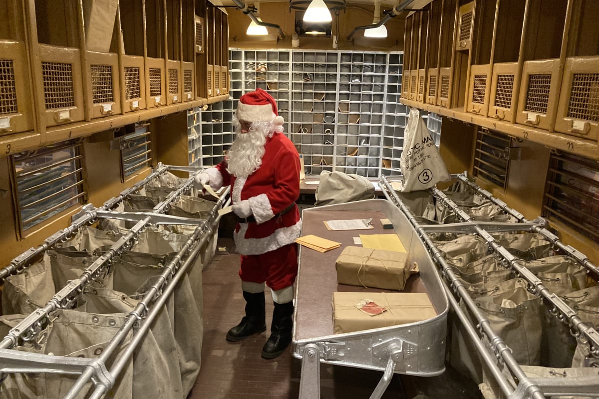 Le Père Noel dans un wagon de train.