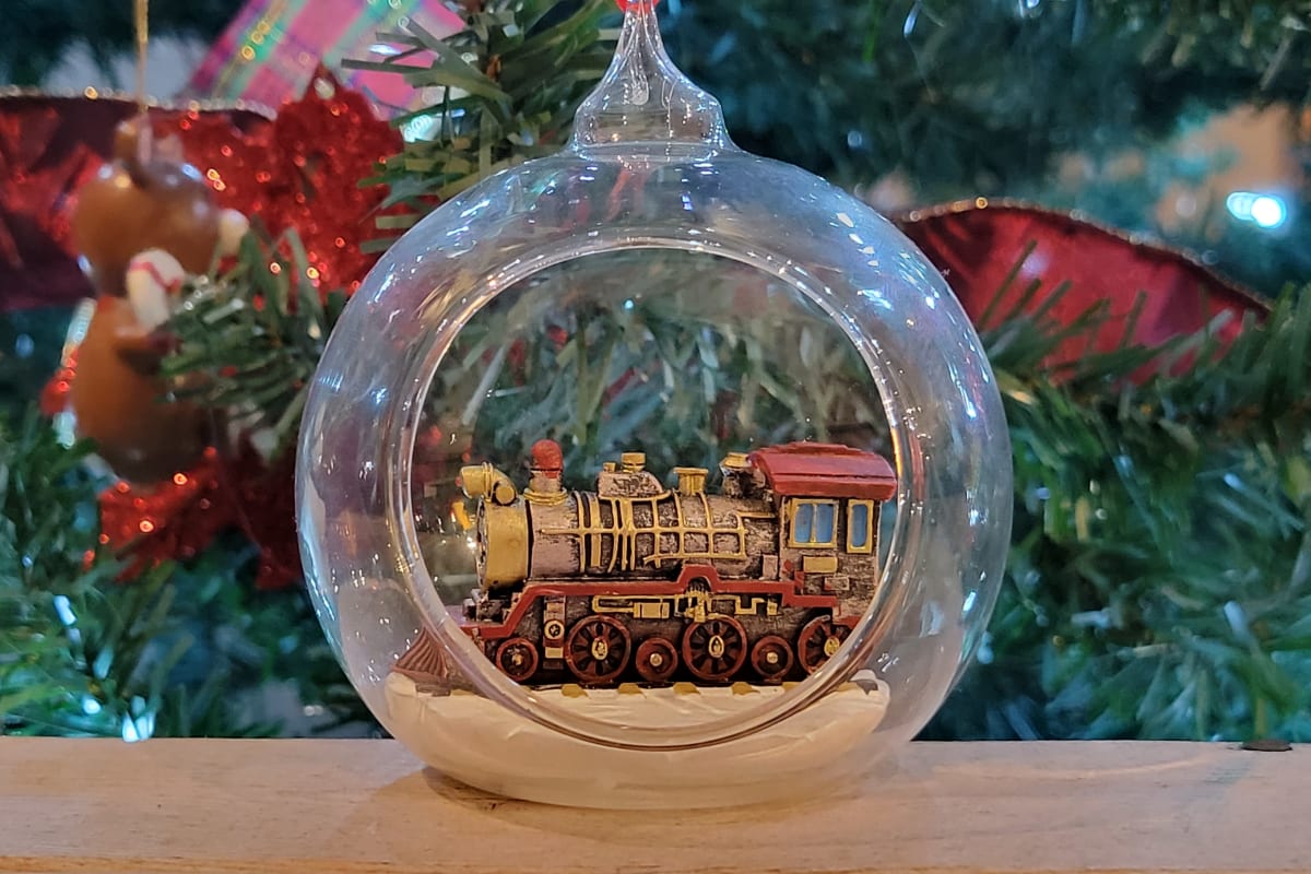 Boule de Noel avec un train à l'intérieur.