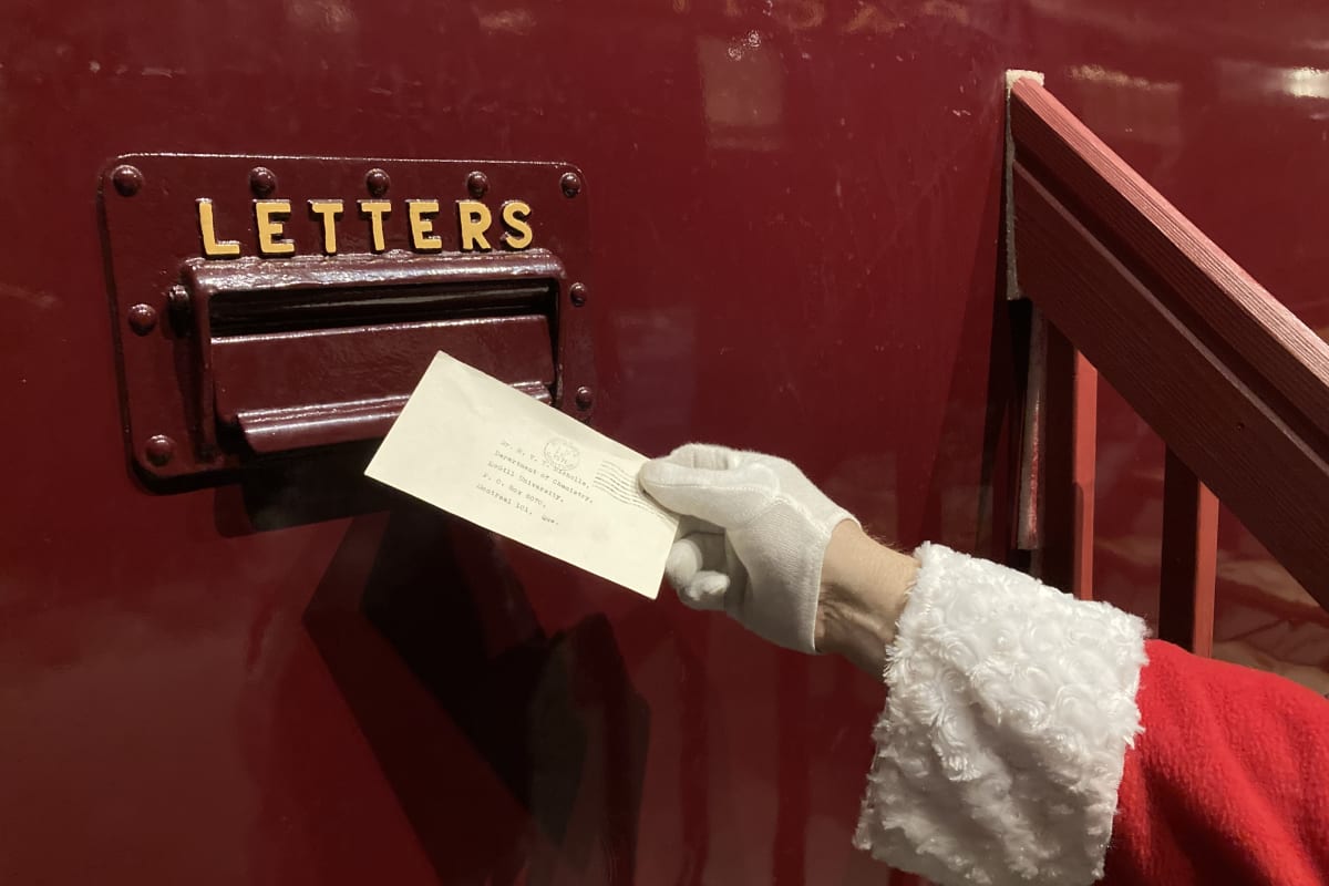 Le Père Noel envoie une lettre par la poste.