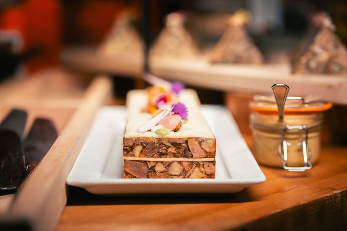 Gros plan sur un dessert soigneusement présenté.