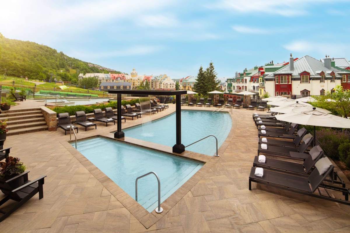 Piscine au Fairmont Tremblant.