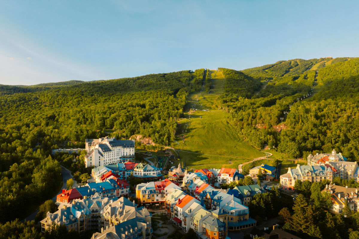 Le Mont Tremblant derrière le village piétonnier.