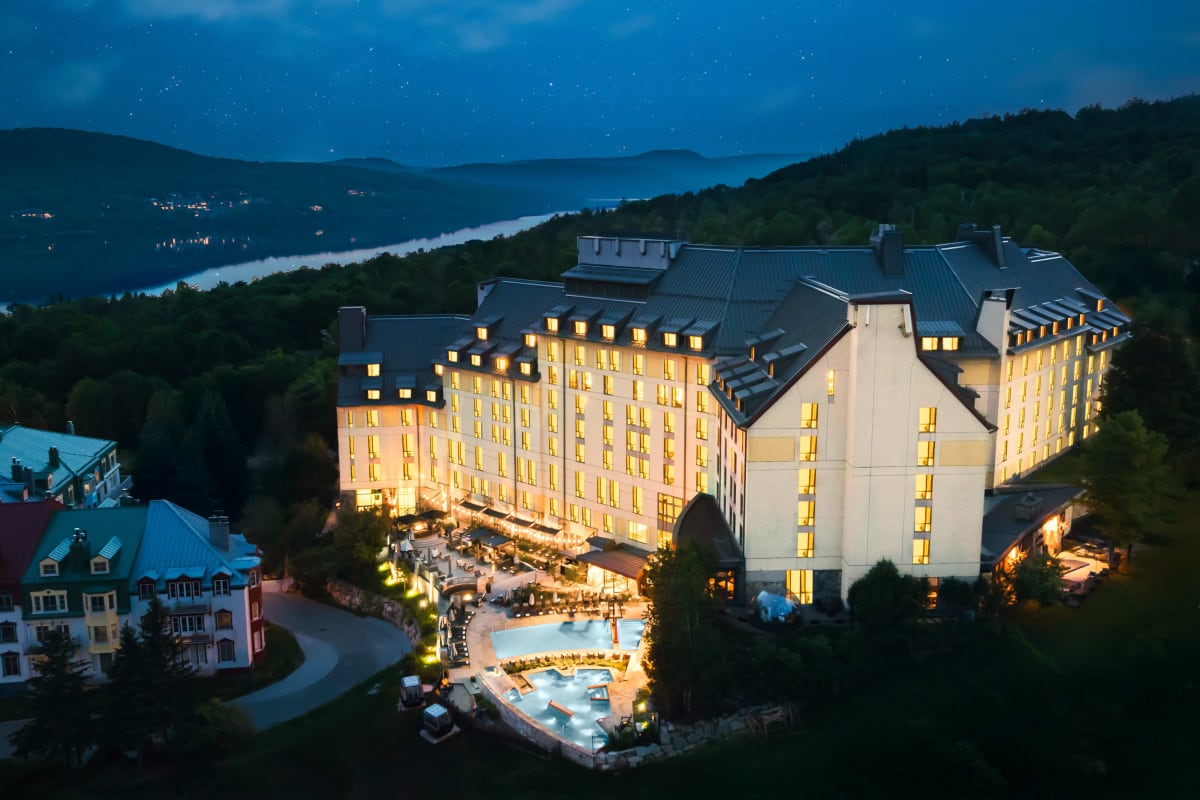 Fairmont Tremblant en soirée.