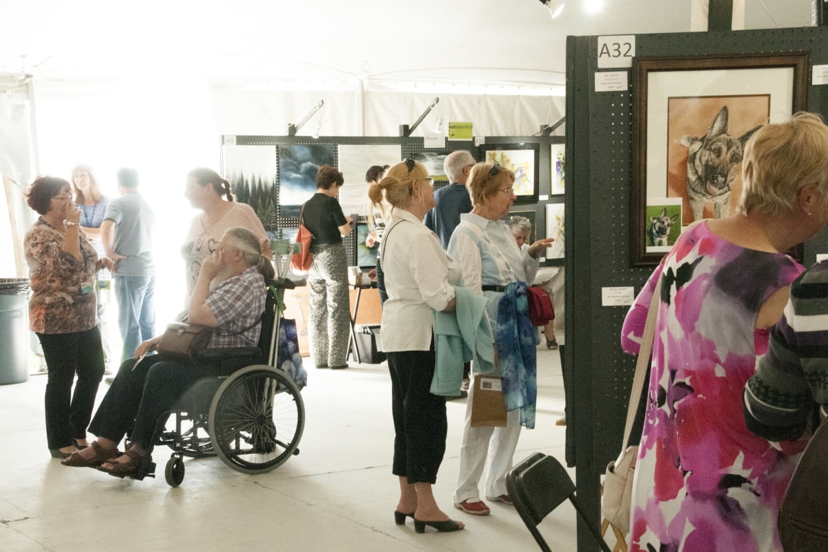 Visiteurs à la salle d'exposition.