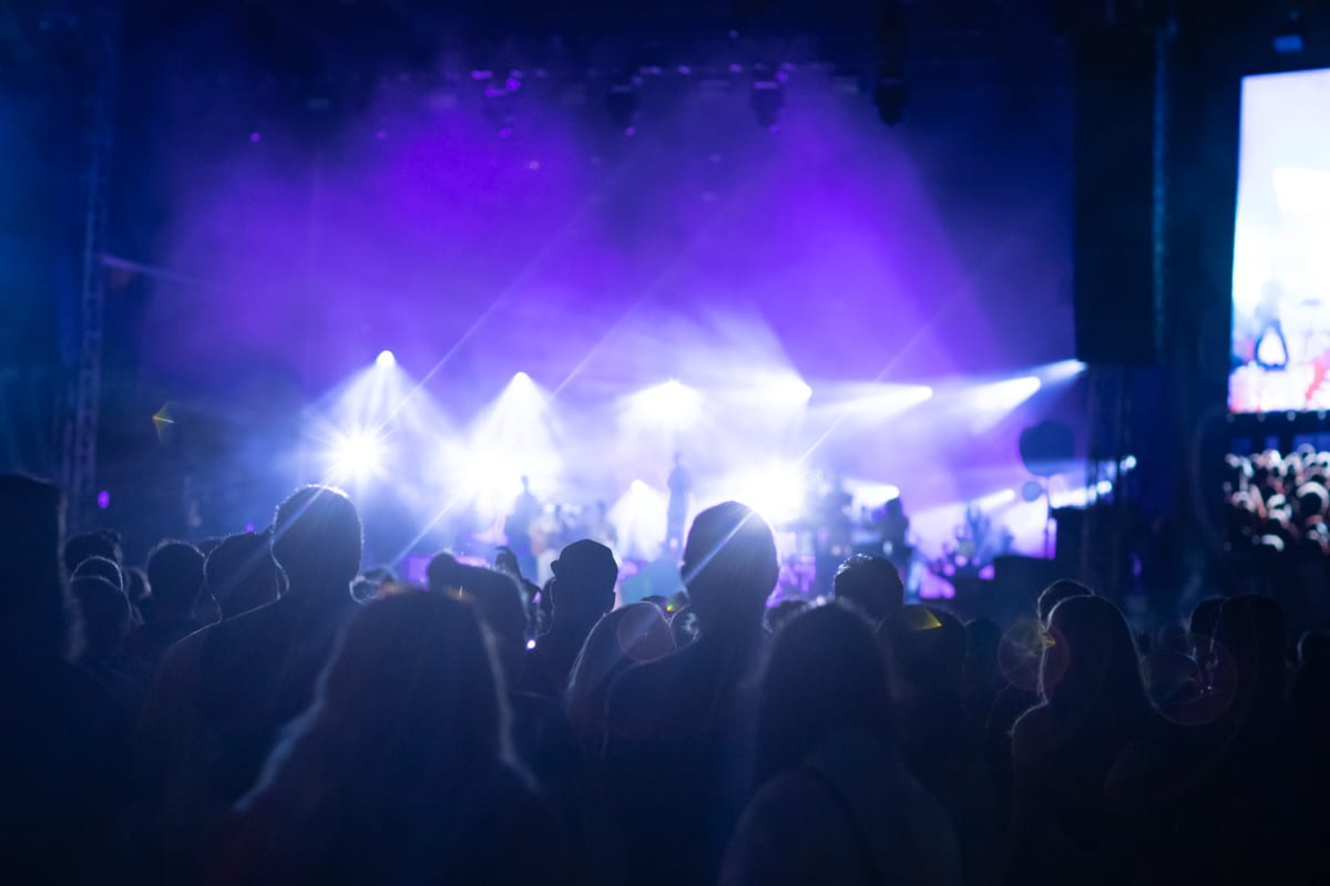 Foule de festival en soirée