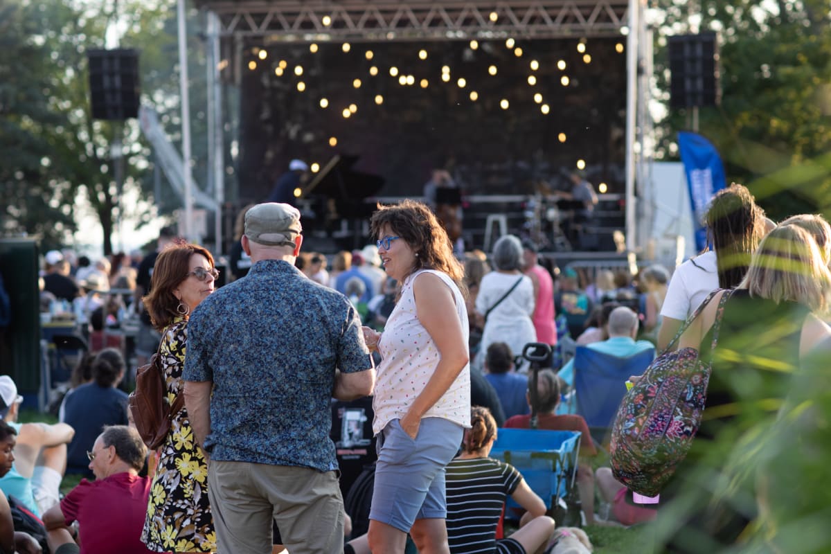 Groupe de festivaliers devant une scène, en journée