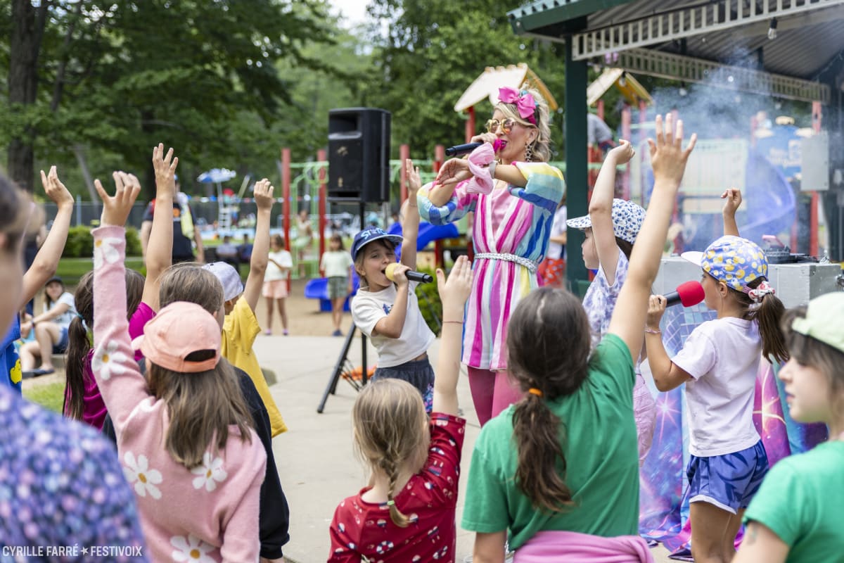 A woman in costume entertains children at the FestiVoix de Trois-Rivières.