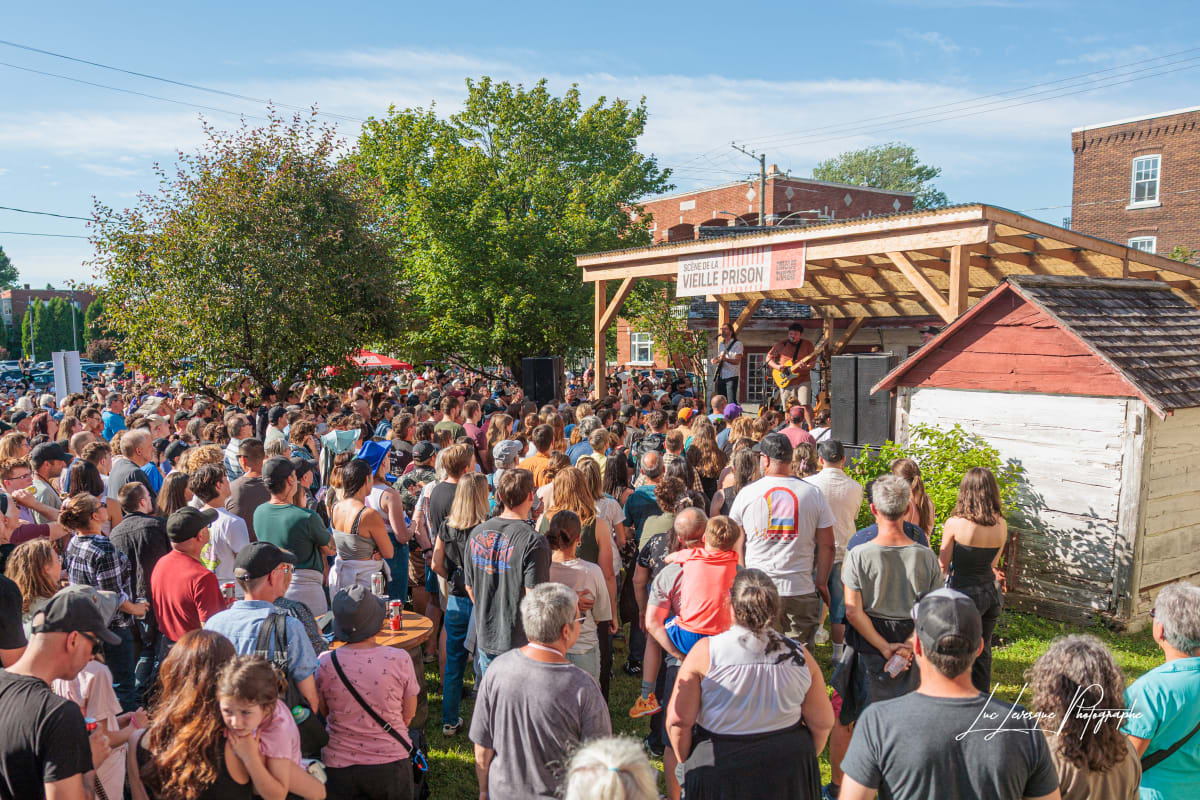 A crowd in front of a small stage at the FestiVoix festival in Trois-Rivières.