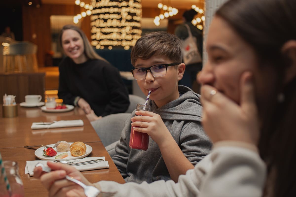 Family having breakfast at the Hilton Quebec.