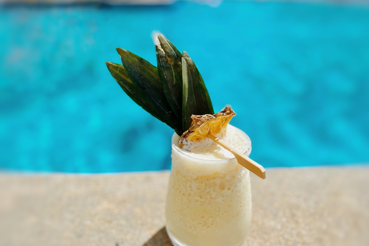 Cocktail au bord de la piscine au Hilton Québec.