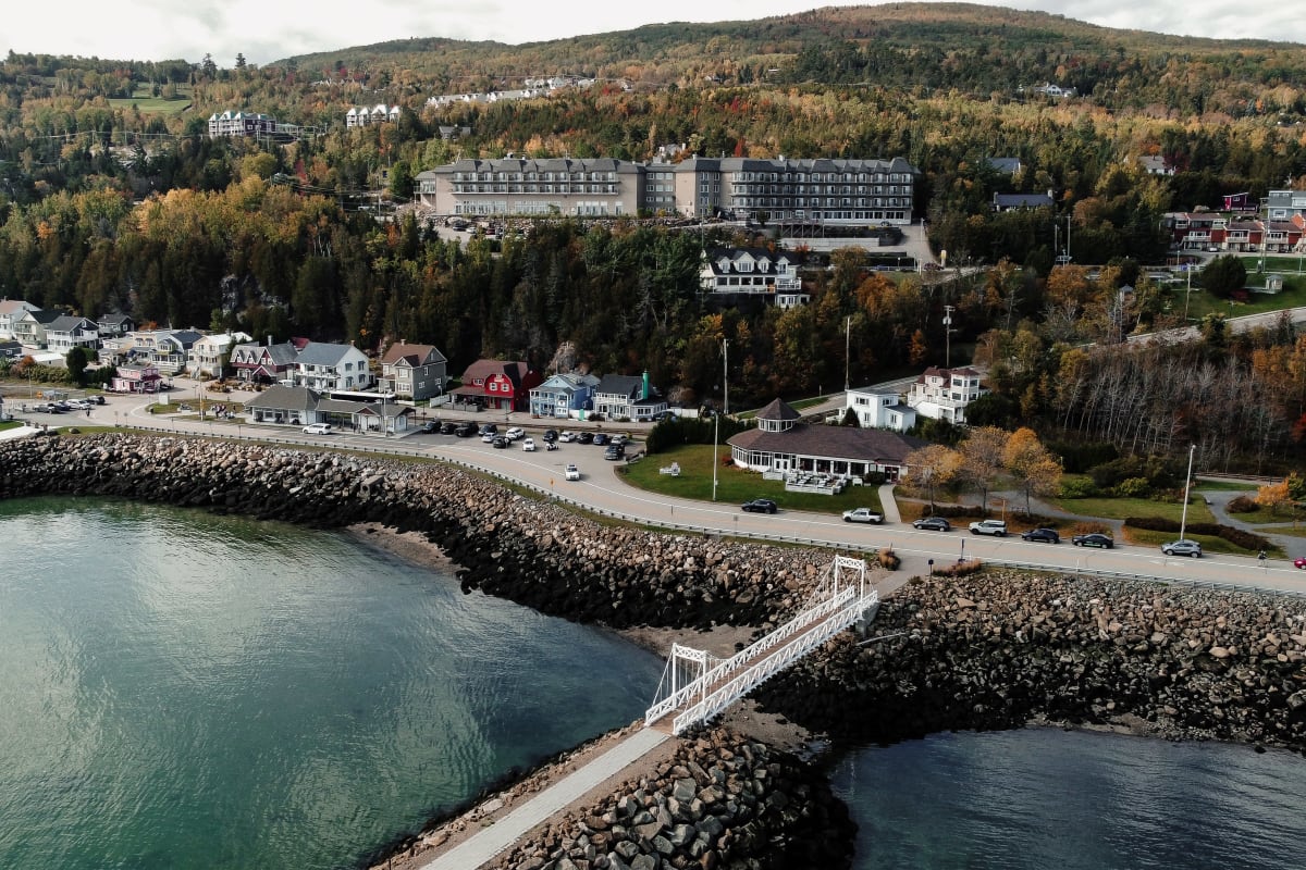 Vue aérienne du rivage et de l'hôtel.