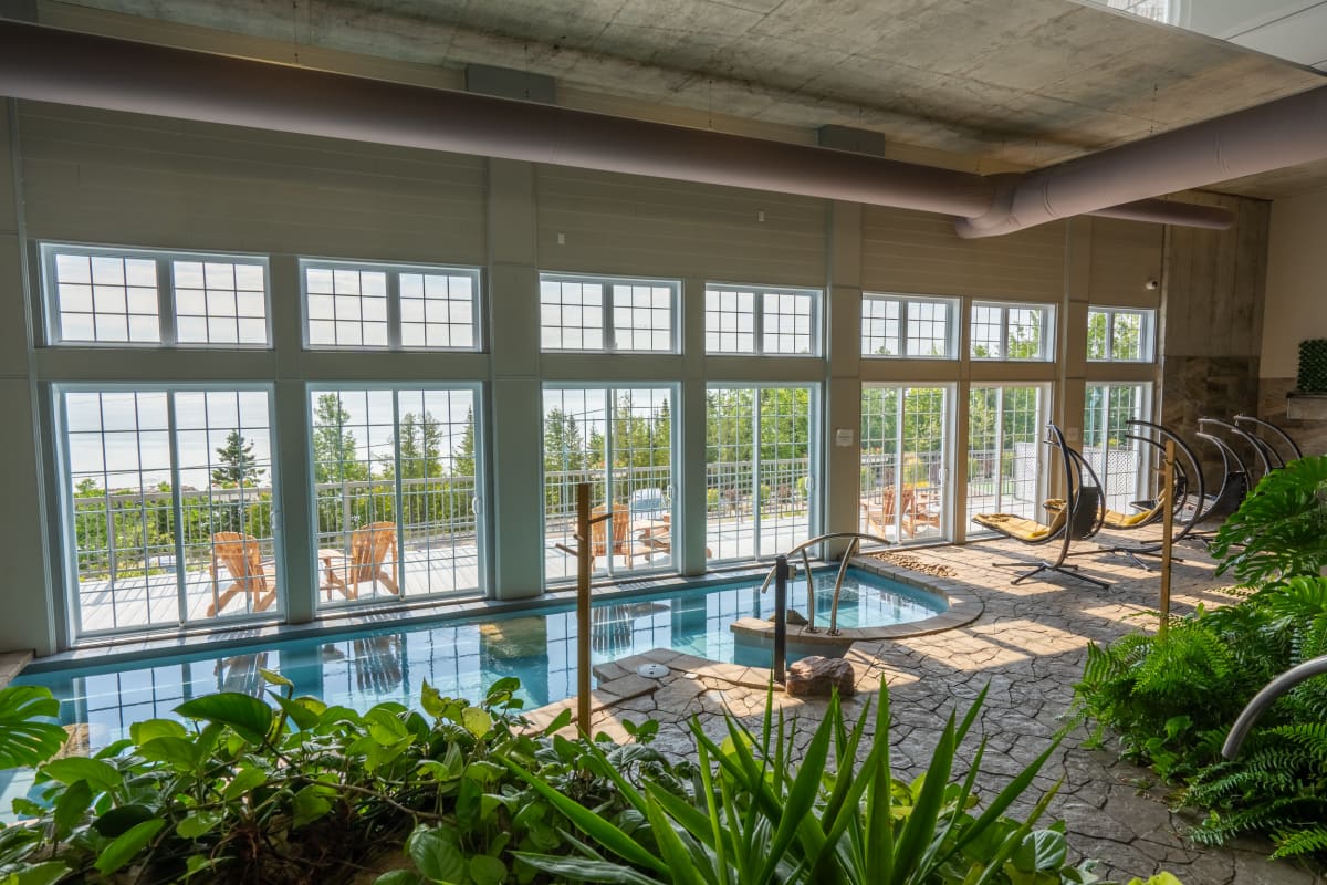 Piscine intérieure.