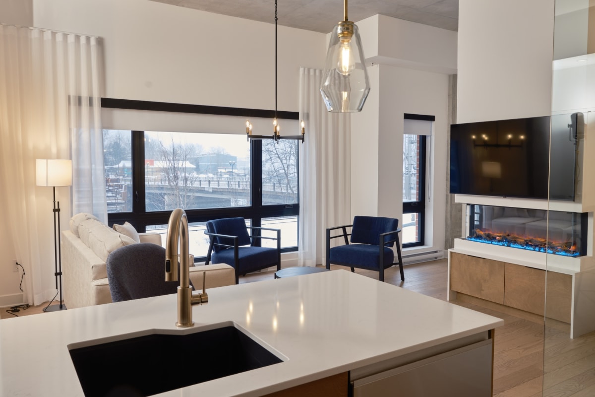 Cuisine et salon du chalet urbain.