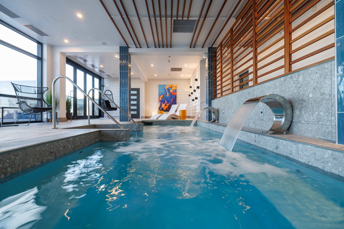 Grand bassin d'eau intérieur à l'Hôtel Levesque