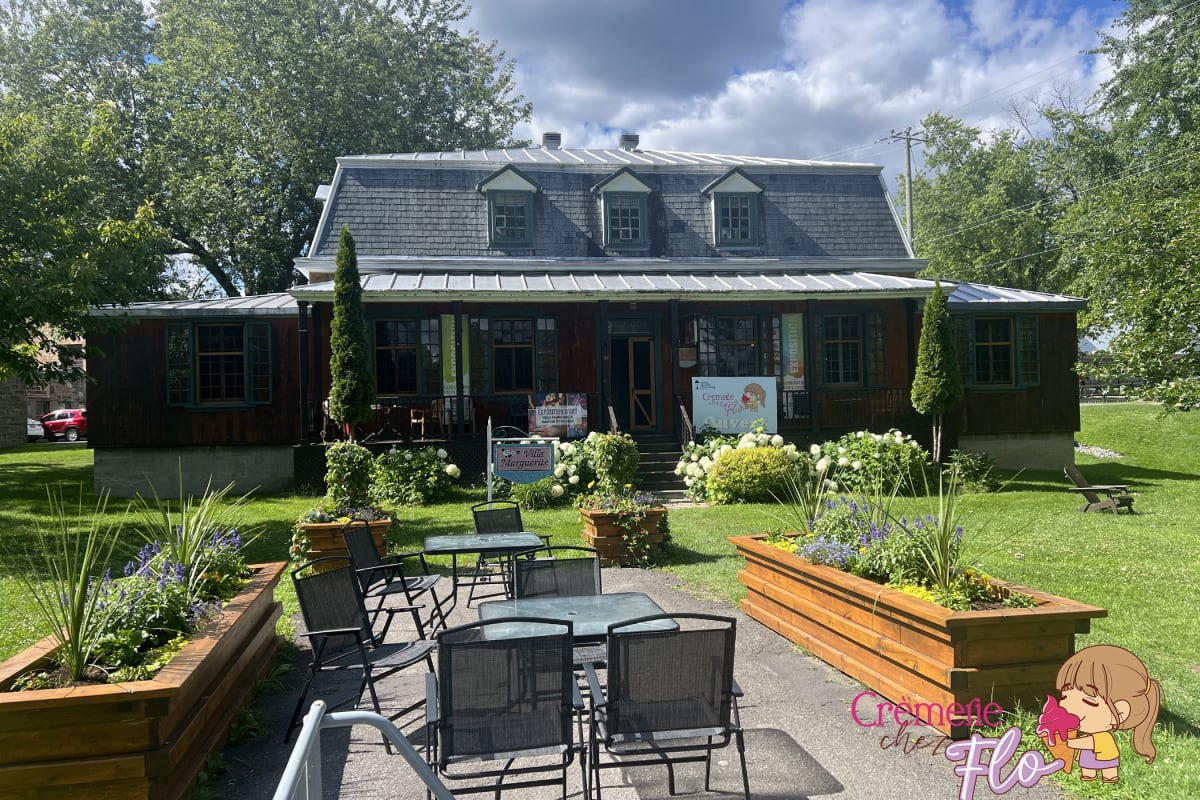 Extérieur de la crèmerie Chez Flo à l'Hôtel Manoir d'Youville.