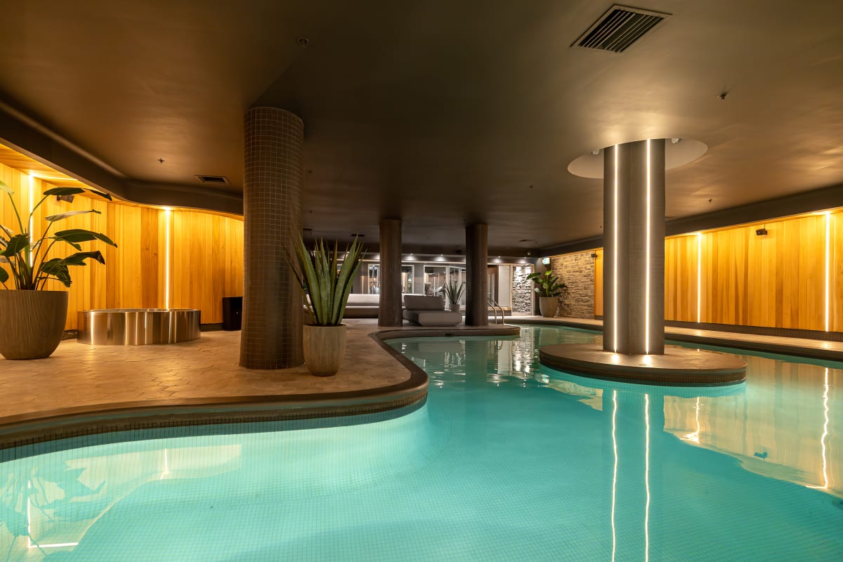 Piscine au sous-sol de l'Hôtel Manoir Victoria.
