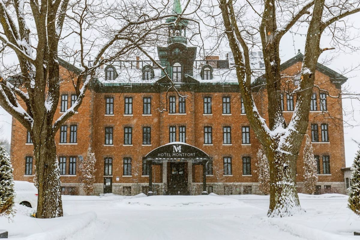 Hôtel Montfort in winter.