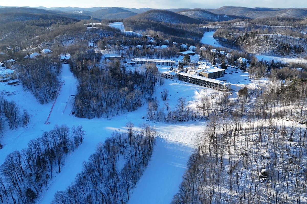 Vue aérienne den hiver sur les pistes de ski et l'hôtel.