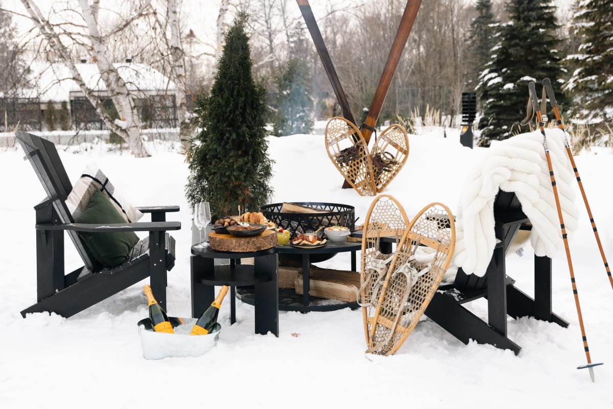 Espace feu et chaises Adirondack en hiver.