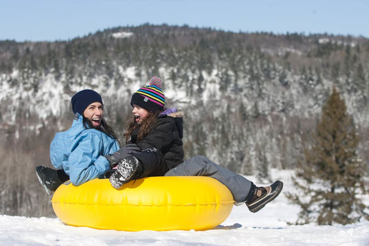Mère et enfant en glissade sur tube.