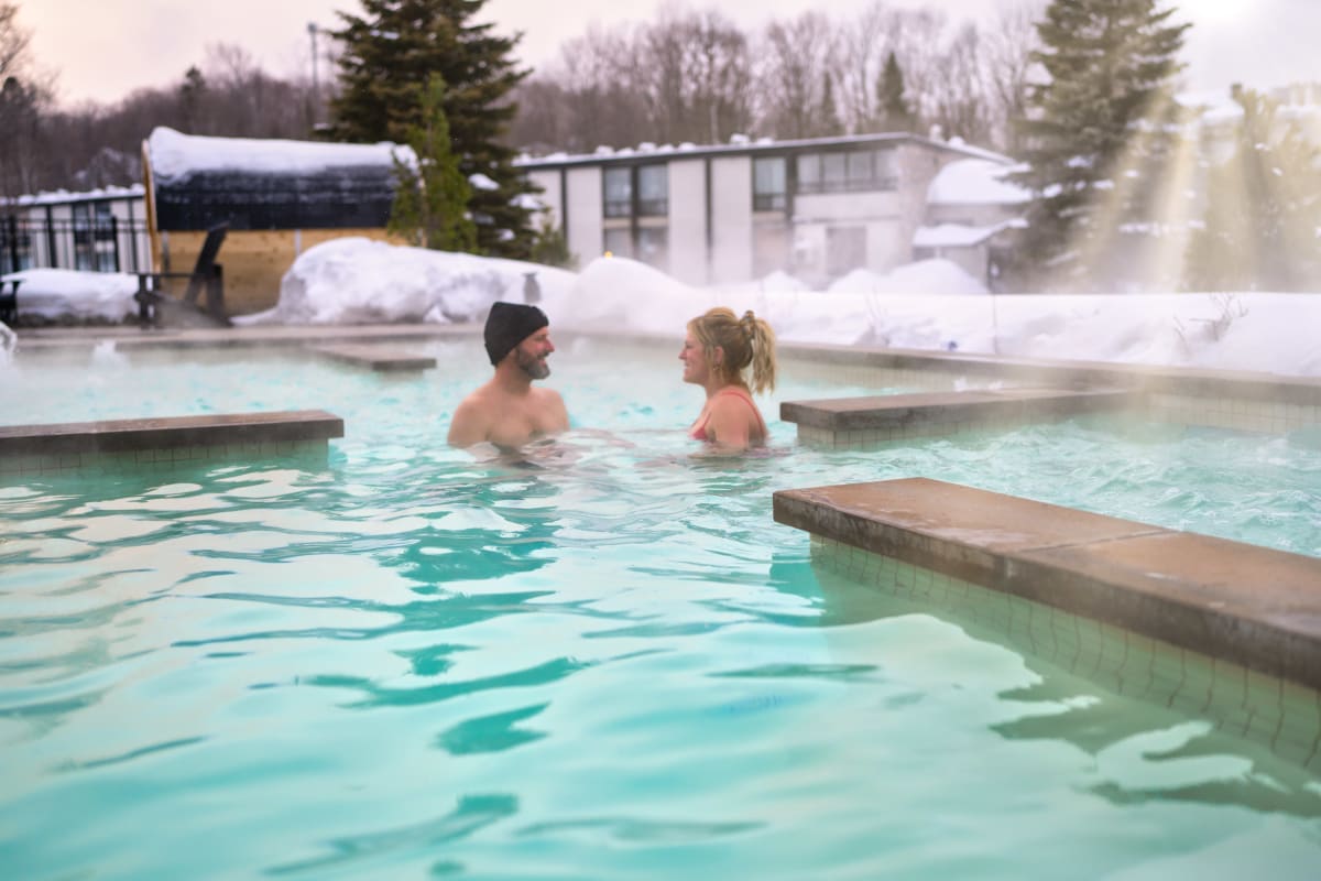 Couple dans un bain d'eau chaude au spa.