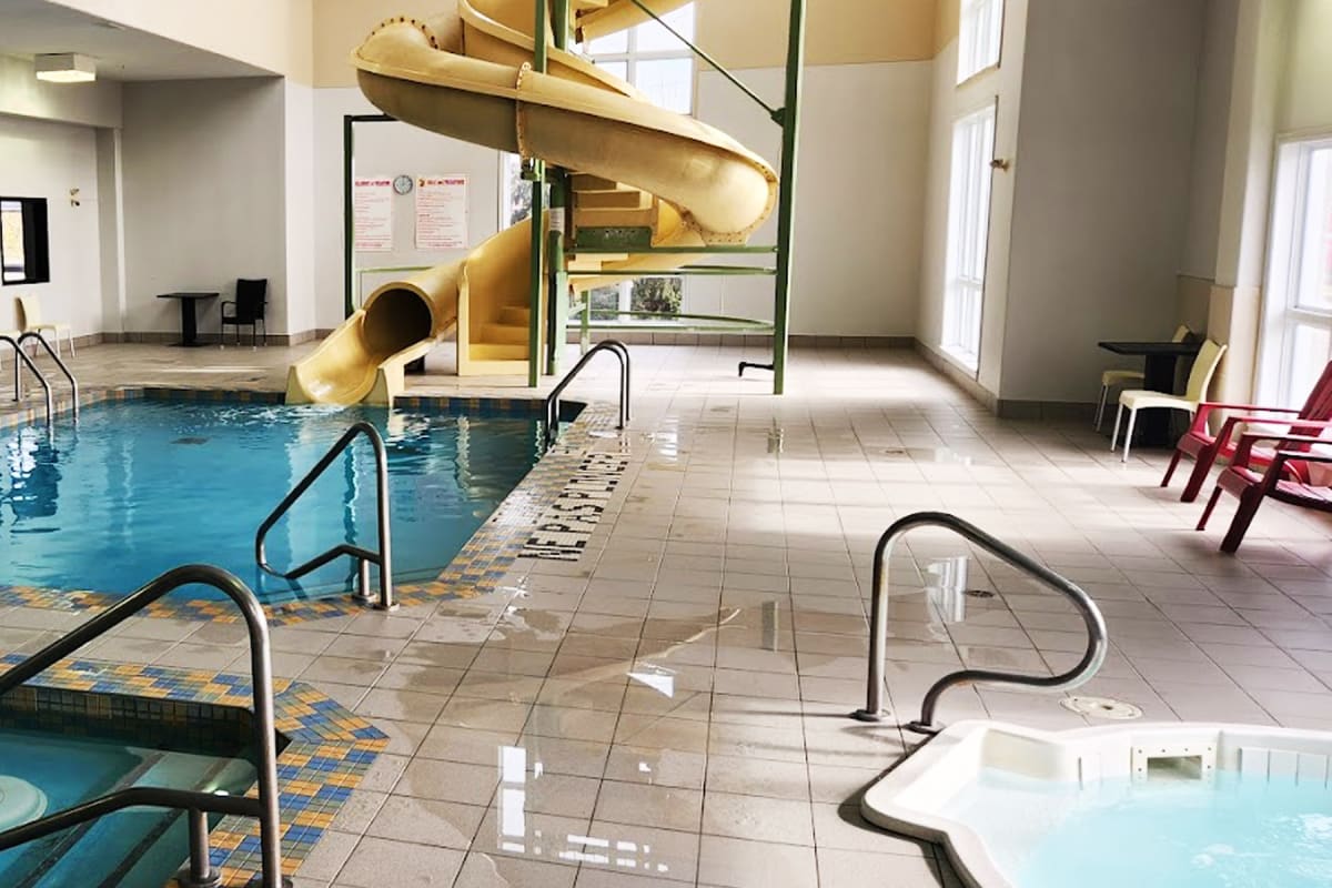 Pool at Hôtel Super 8 St-Jérôme.