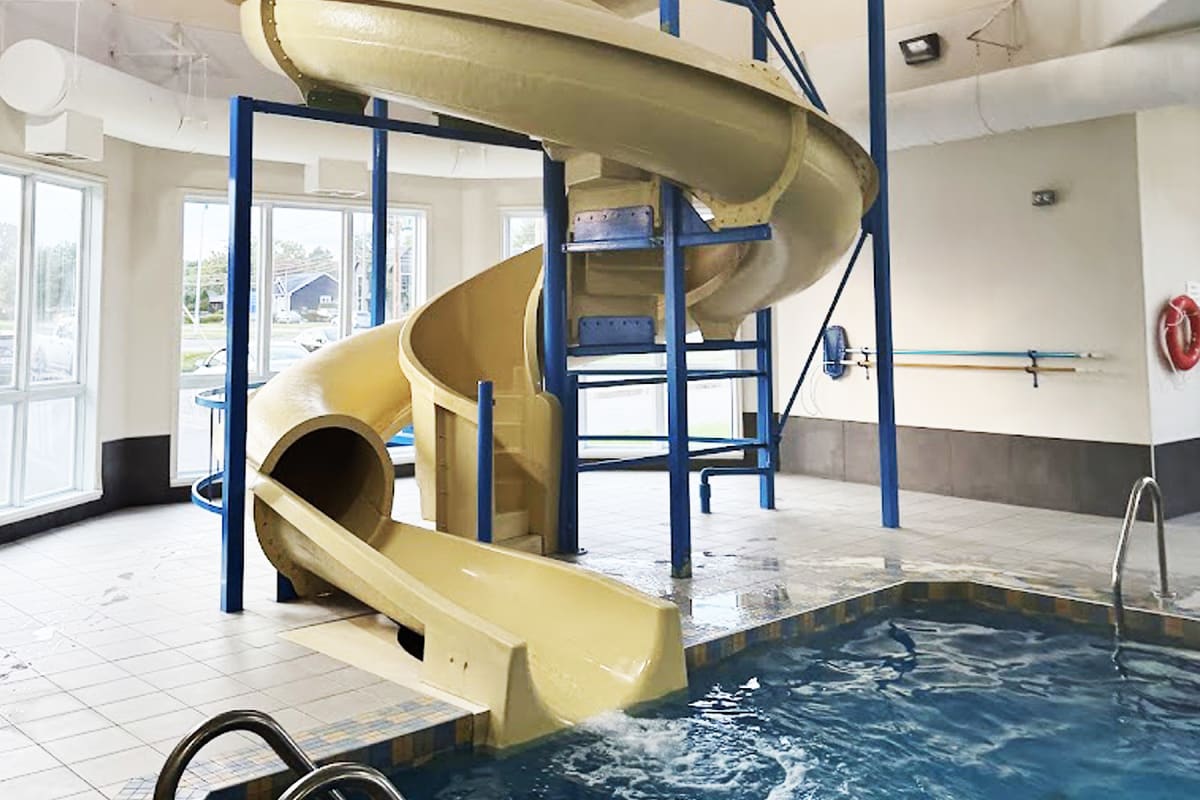 Pool at the Super 8 Trois-Rivières.