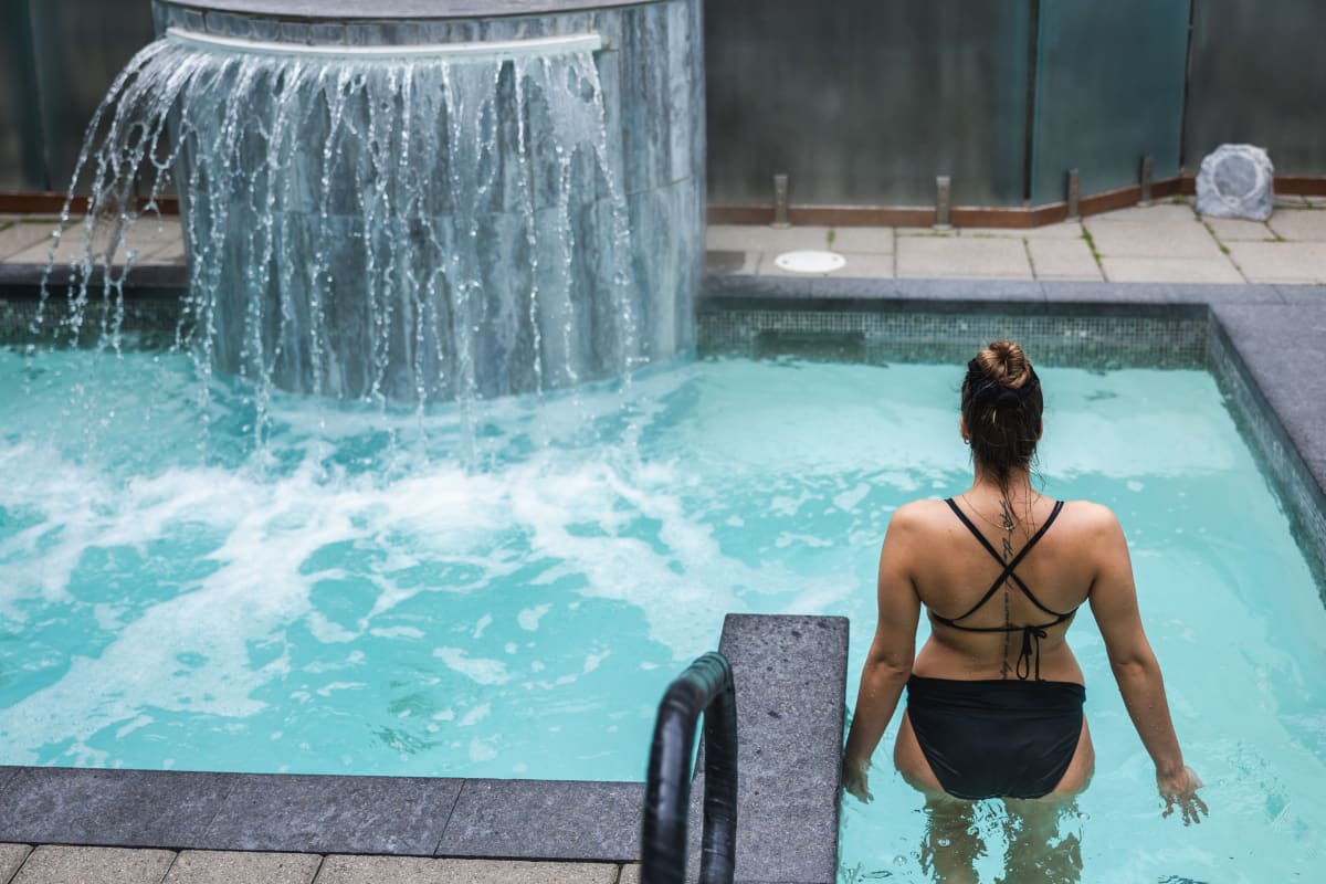 Hôtel Universel Rivière-du-Loup - Une femme en maillot de bain dans un bassin d'eau