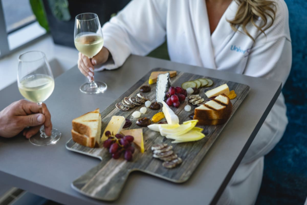 Hôtel Universel Rivière-du-Loup - plate of fine cheeses