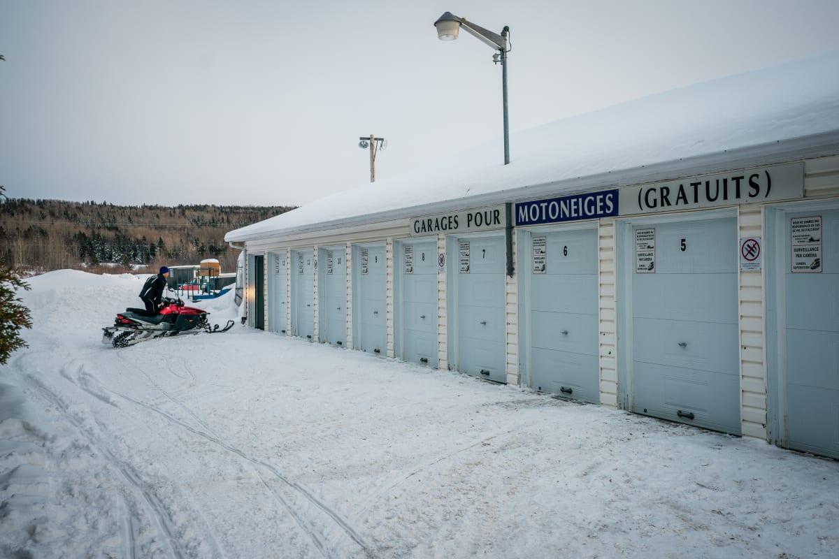 Remise de motoneiges à l'hôtel Universel Rivière-du-Loup.