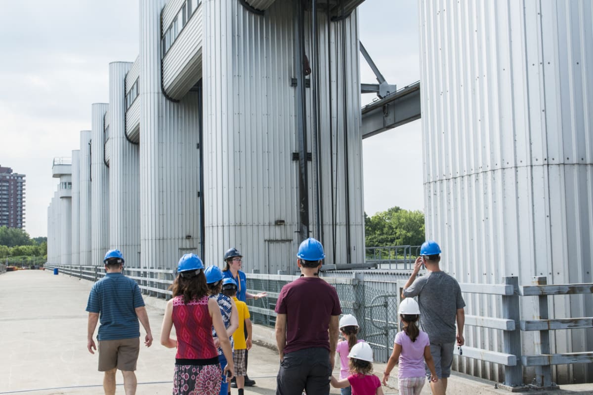 Famille en visite à une centrale hydroélectrique.