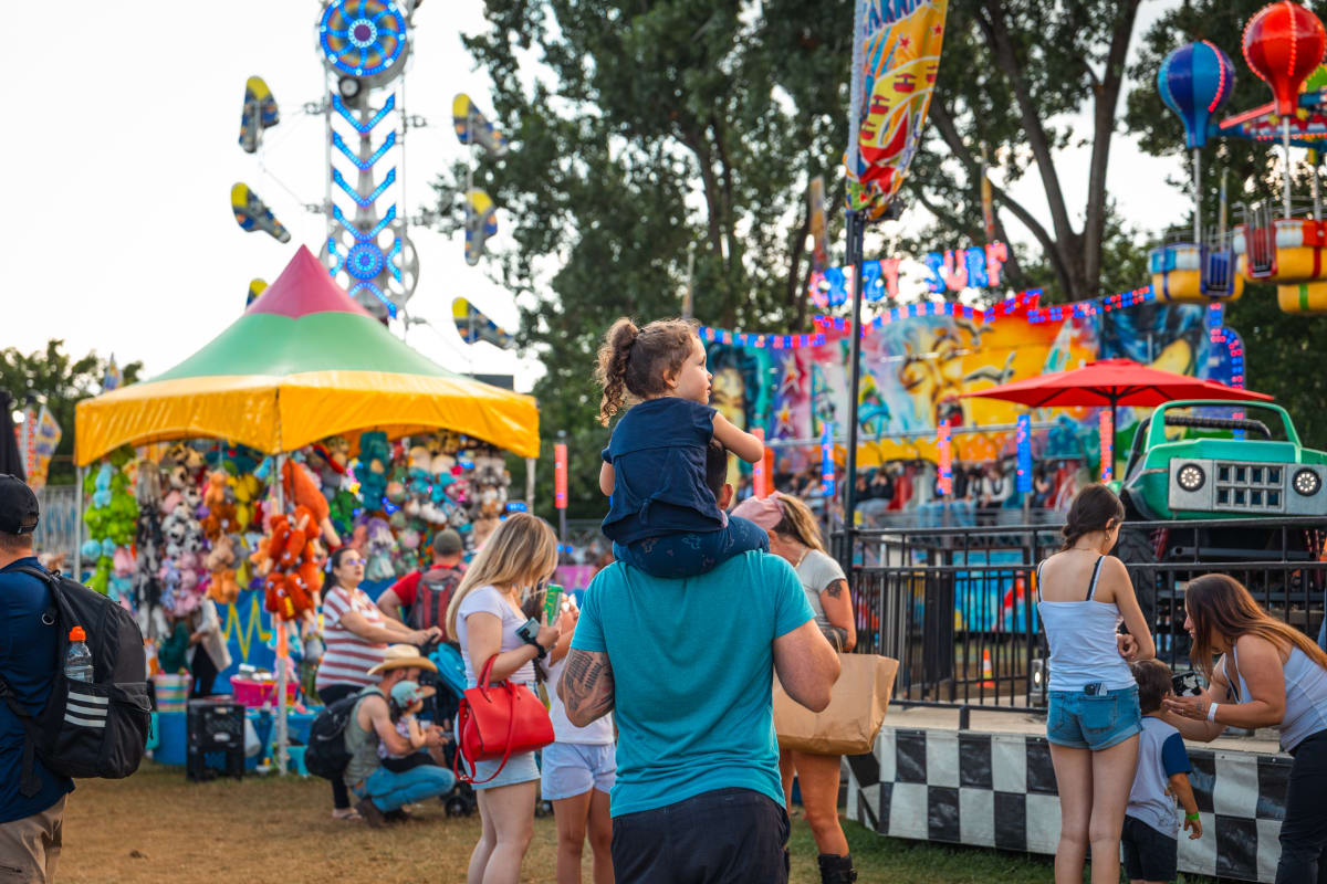 Families at Fête du Lac des Nations.