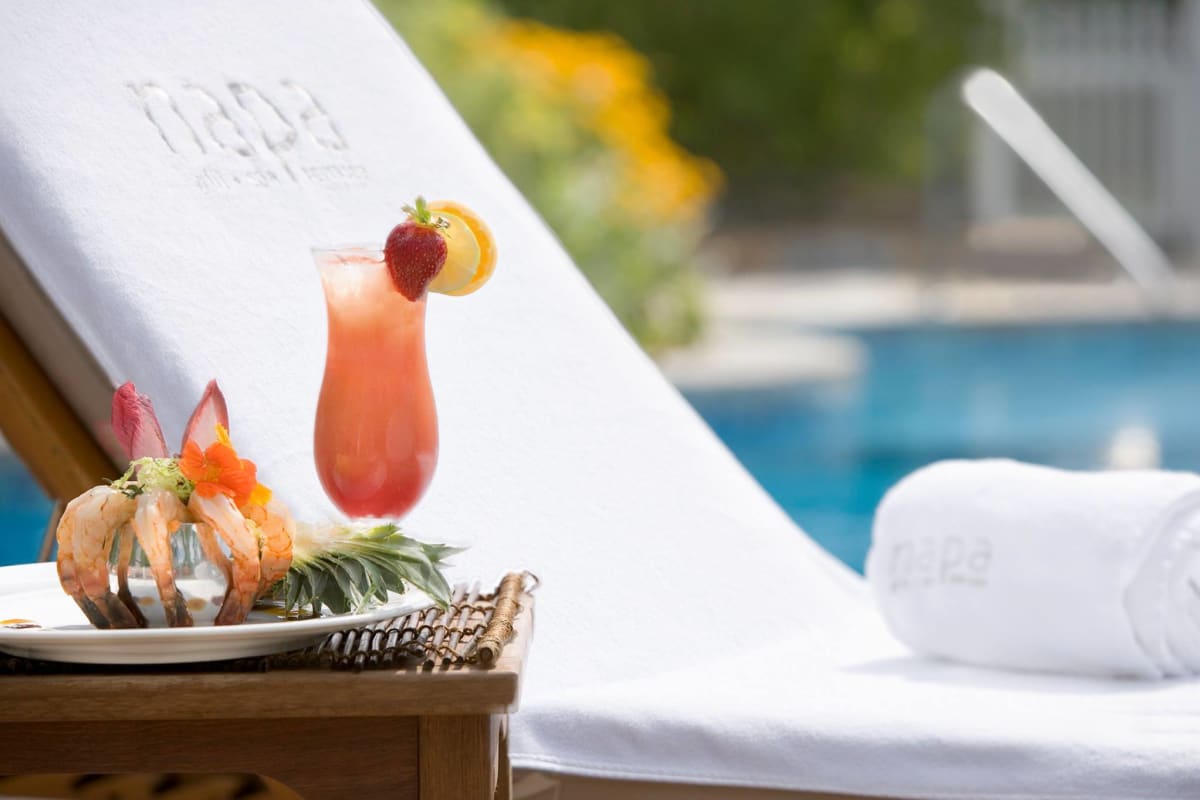 Cocktail et bouchée d'allure tropicale au bord de la piscine.
