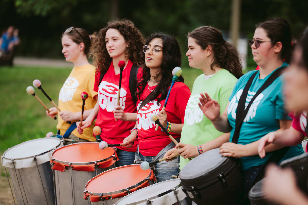 Groupe de percussions à l'extérieur.