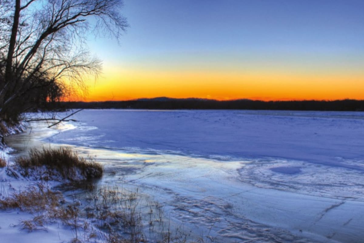 Coucher de soleil sur le fleuve en hiver.