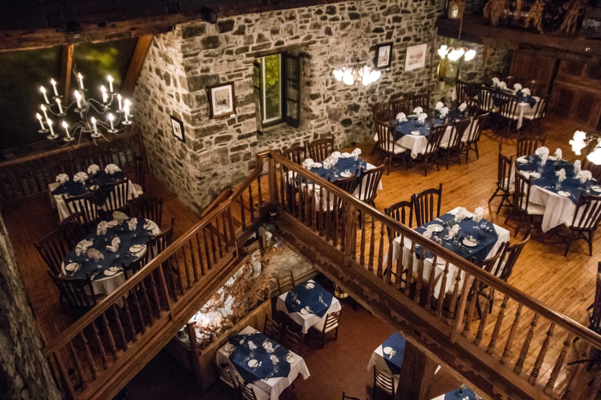 Salle à manger avec murs de pierres.