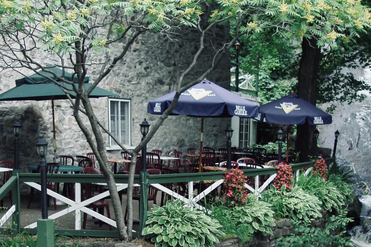 Terrasse à côte d'une petite chute.