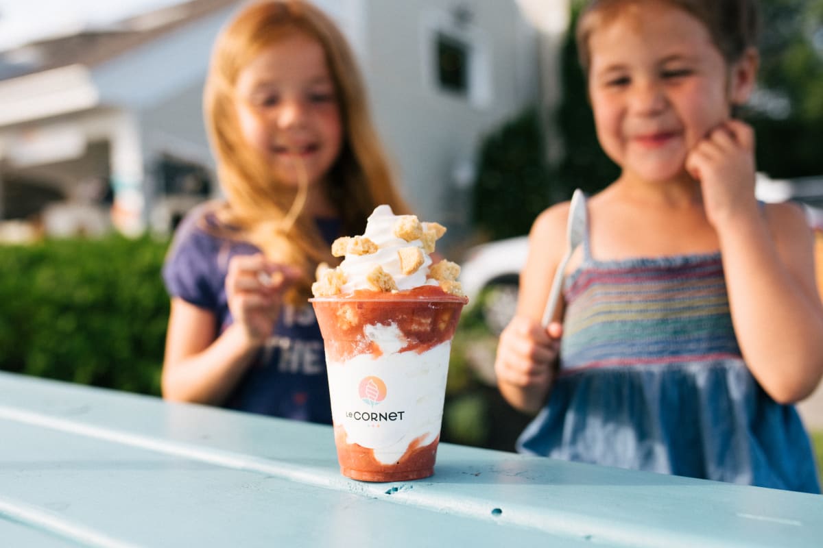 Two little girls sharing a sundae at le Cornet in Magog.