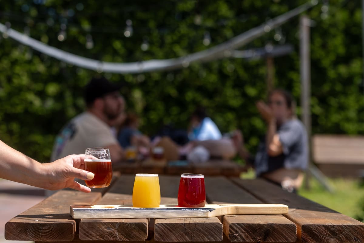 Trois cocktails posés sur une table extérieure au Manoir Lac-Etchemin.