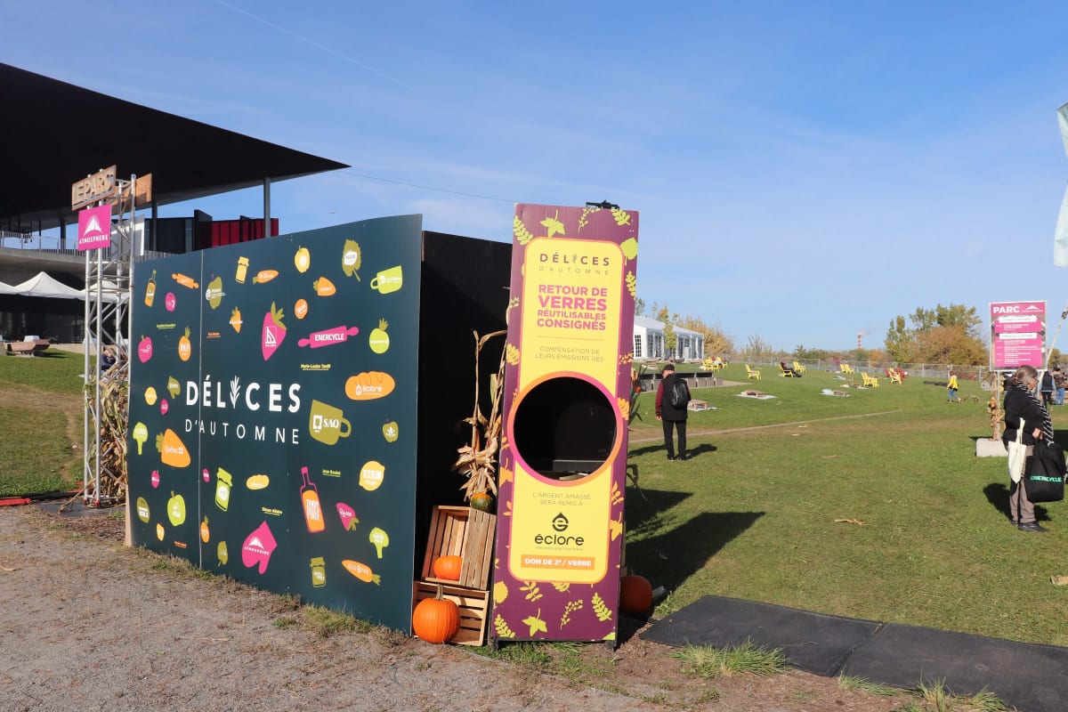 Installation de récupération de verres à l'événement Délices d'automne.