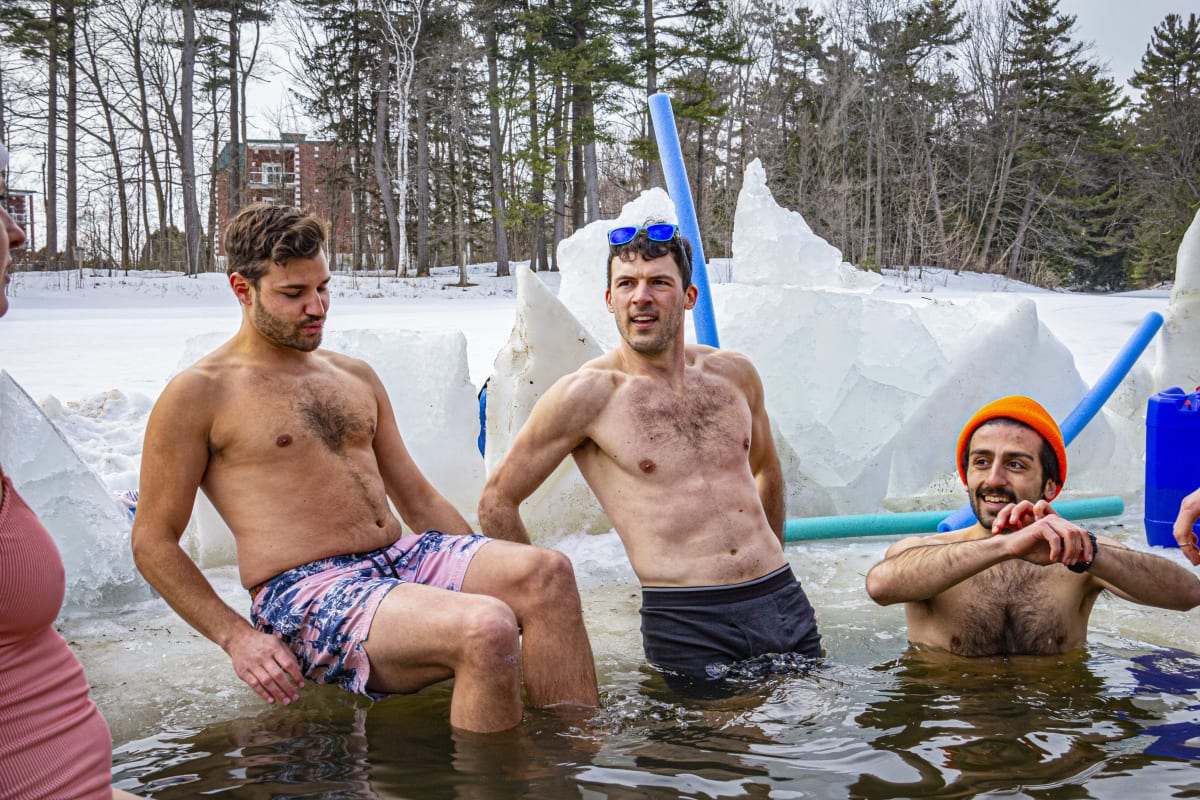 Trois hommes qui font une baignade en eau froide l'hiver