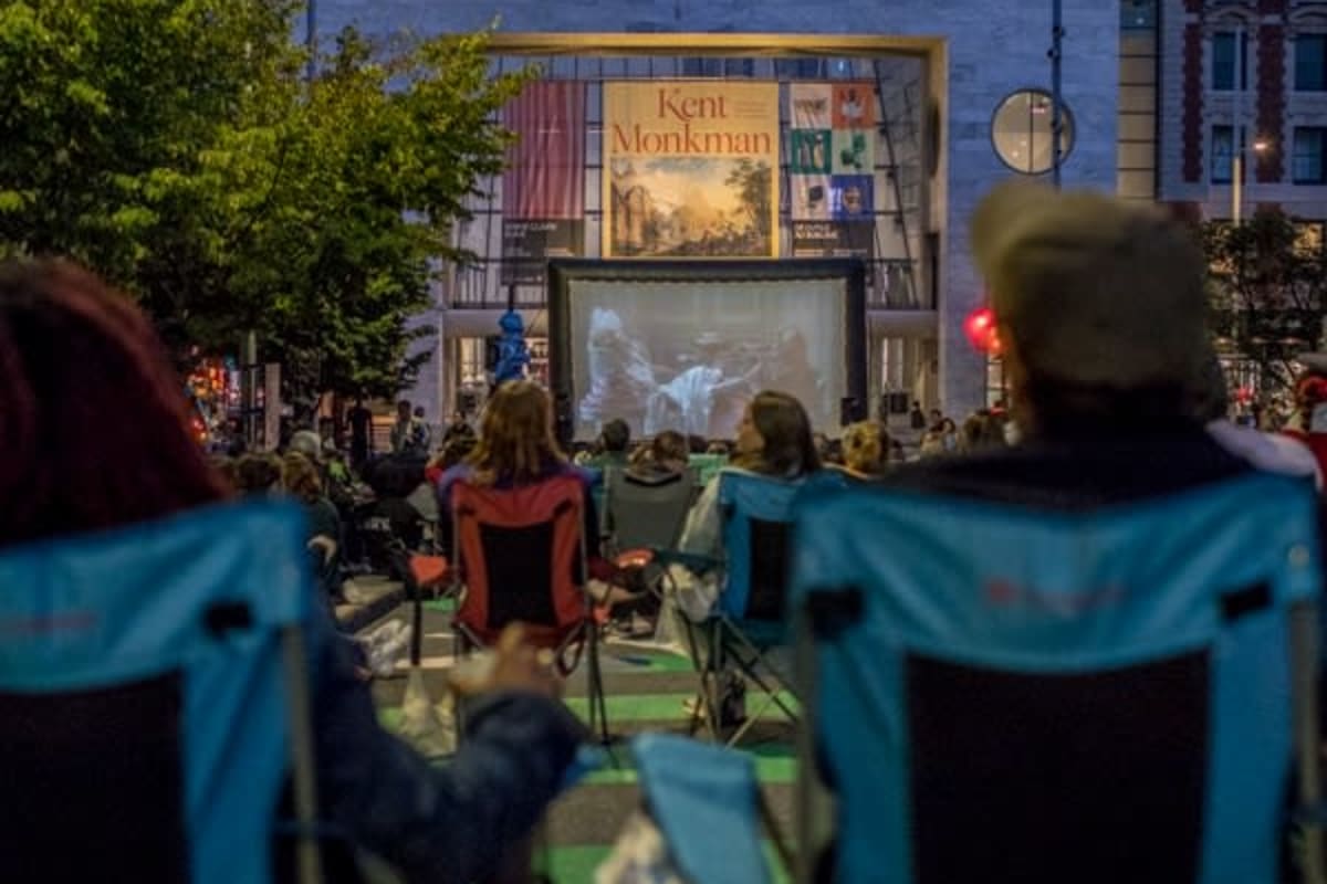 Soirée cinéma sur l'avenue du Musée des beaux-arts de Montréal.